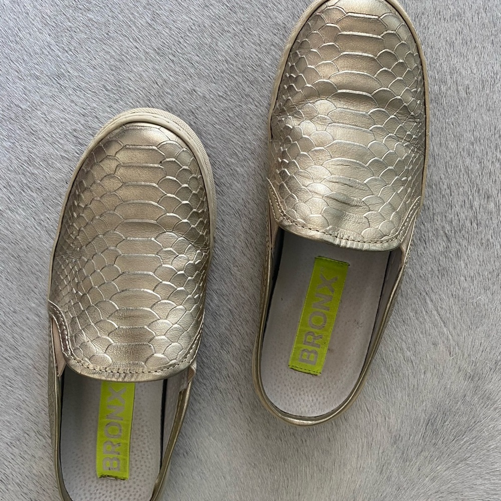 Bronx metallic gold loafers